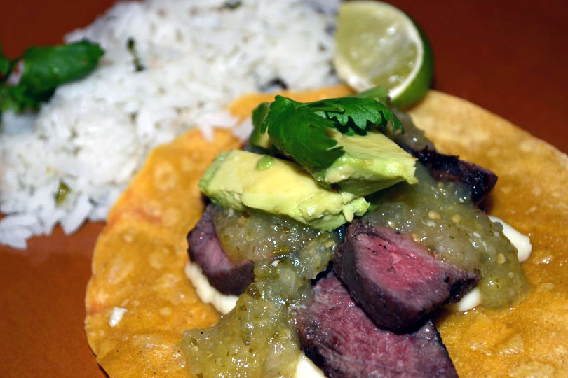 Tacos De Filete A La Parrilla Con Salsa De Tomatillo Y Arroz Con Cilantro