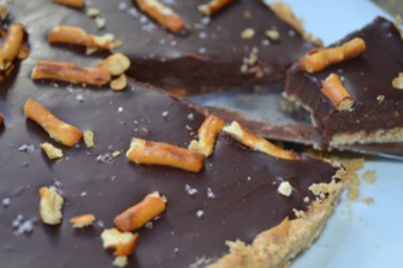 Tarta de ganache de chocolate sin gluten con una corteza de pretzel