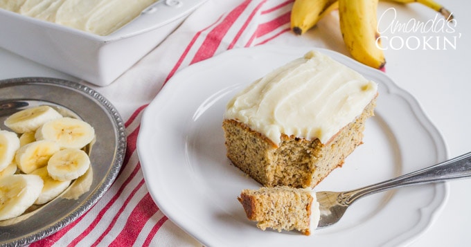 Tarta de plátano con glaseado de queso crema y vainilla