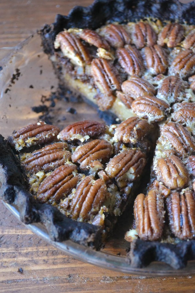 pastel de nuez de fondo negro decadente