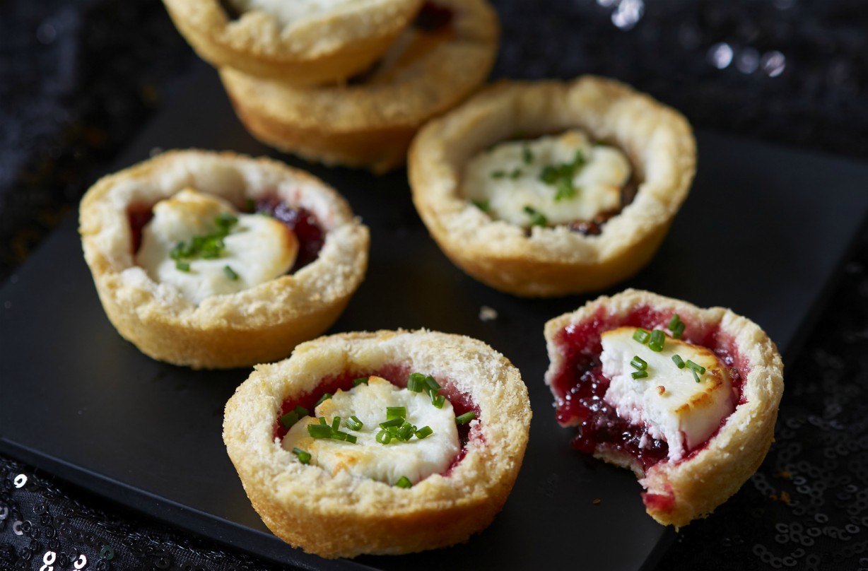 Tartelettes aux bleuets et au fromage de chèvre Peu de temps? Les tartelettes au bleuet et au chèvre de cette triche impressionneront vos invités et vous éviteront du stress. Idéal pour un buffet de Noël ou du Nouvel An.
