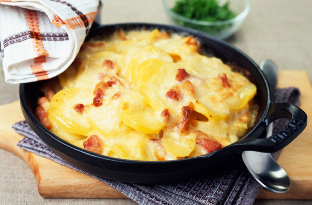 Tartiflette Notre recette de tartiflette combine des pommes de terre, du bacon et du fromage pour faire un délicieux repas familial, pas cher, rapide et facile.