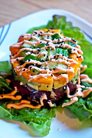 Pila de Ahi fresco con aguacate de papaya