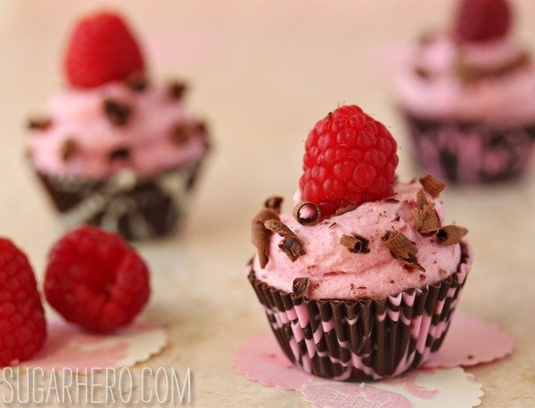 Tazas de chocolate con mousse de frambuesa