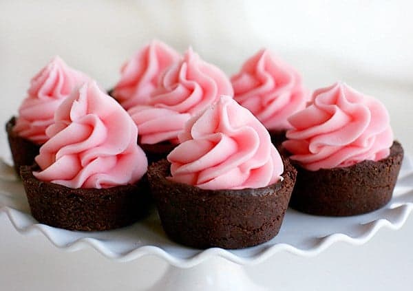 Tazas de galletas de chocolate con crema de fresa