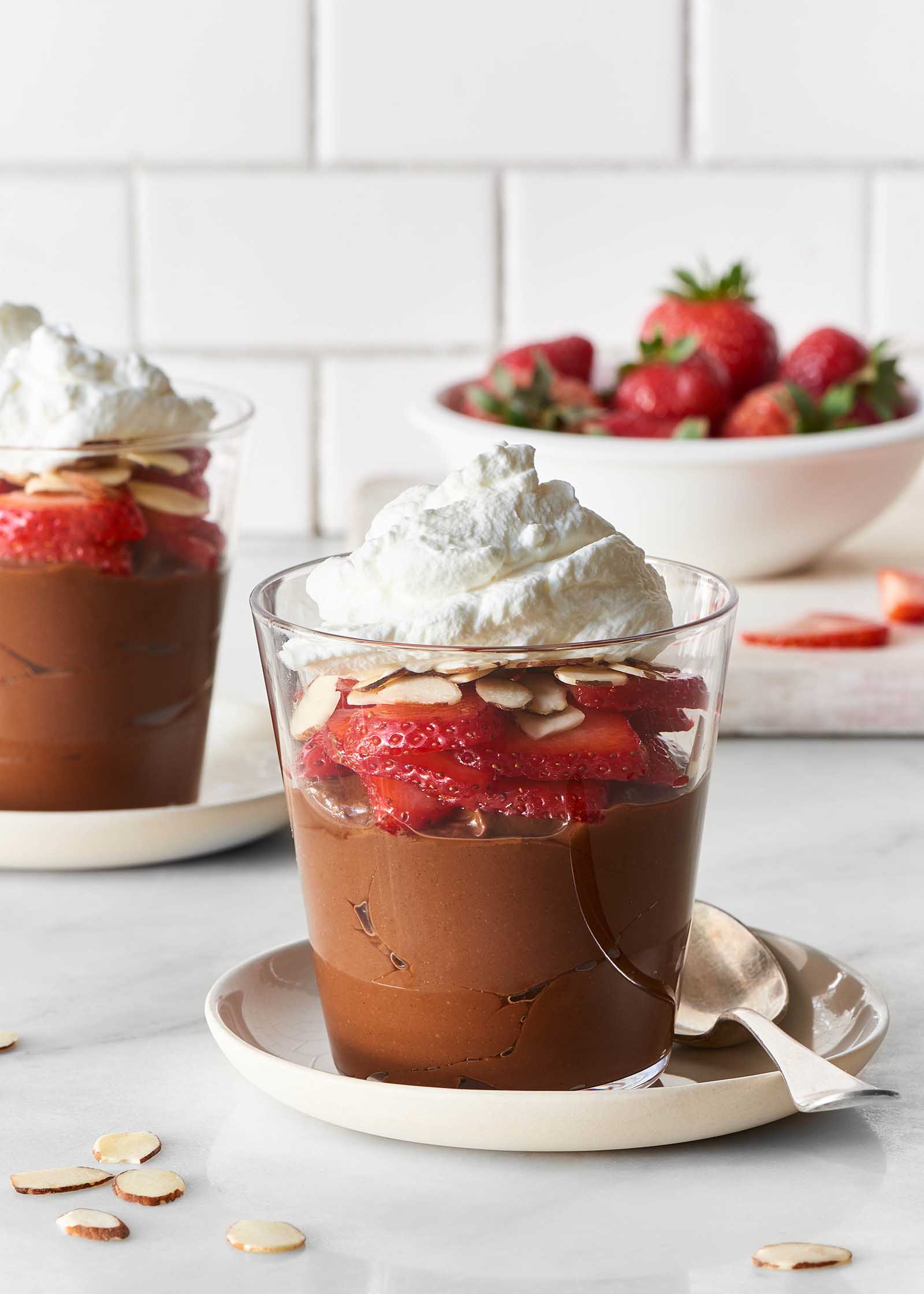 Coupes de pudding au beurre d'arachide et au chocolat végétalien