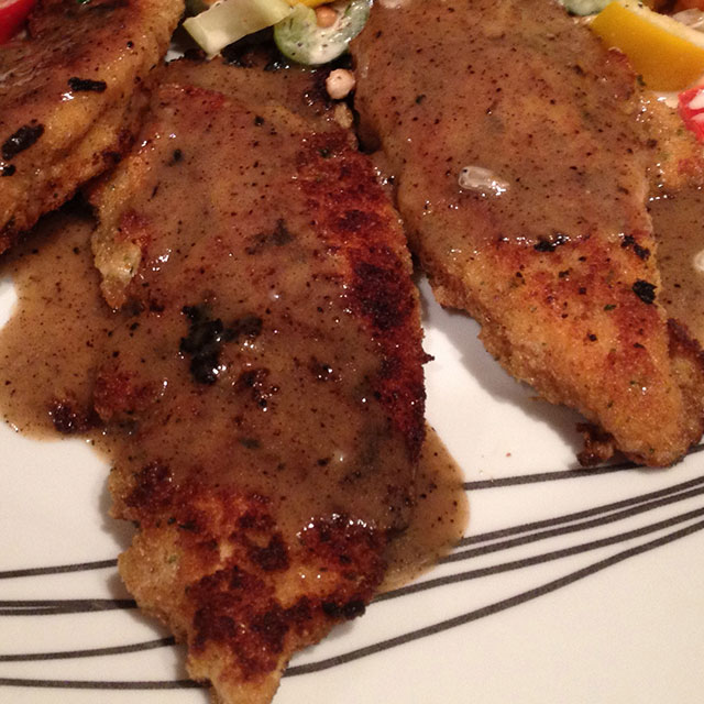Ces tendres de poulet au citron sont panées et frites jusqu'à ce qu'elles soient d'un brun doré croustillant et une sauce au citron rapide est préparée et versée pour un dîner rapide et délicieux. Www.keviniscooking.com