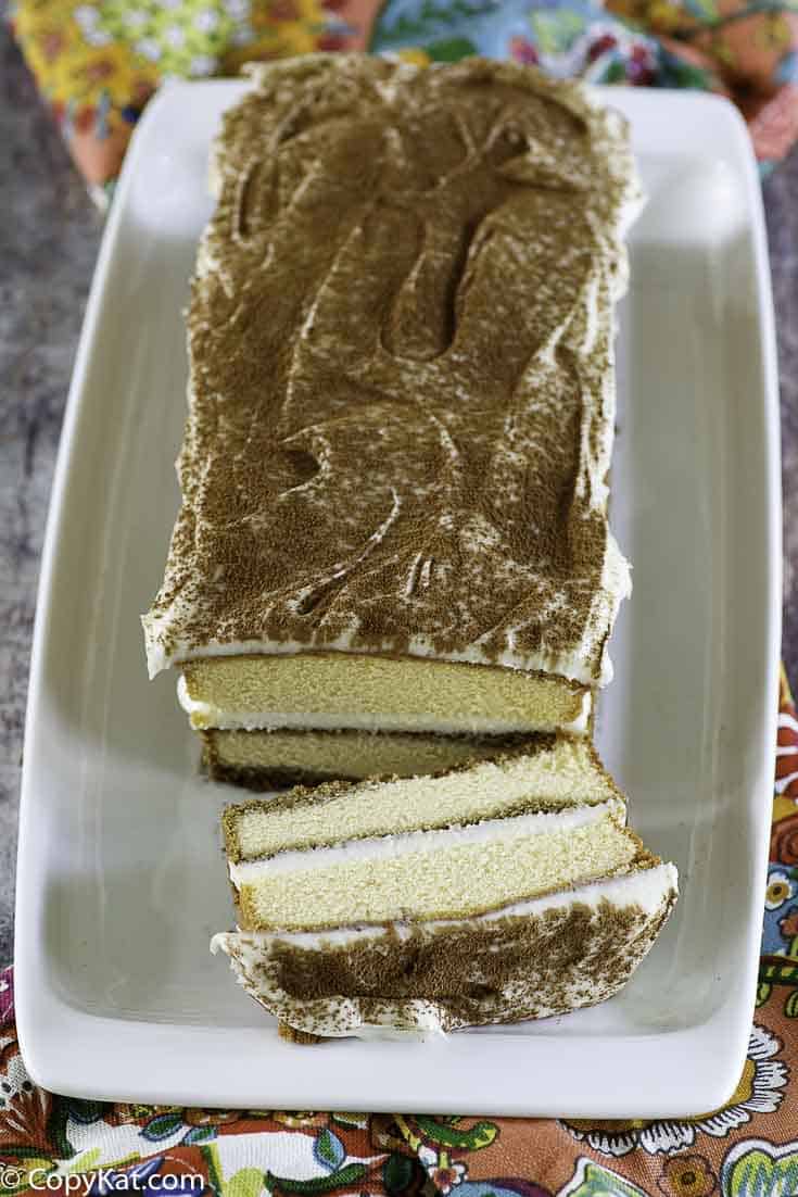 un tiramis&uacute; con una rebanada cortada