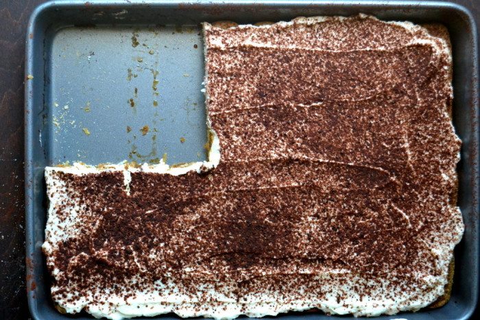 Fotografía aérea de una bandeja de tiramisú sin hornear.