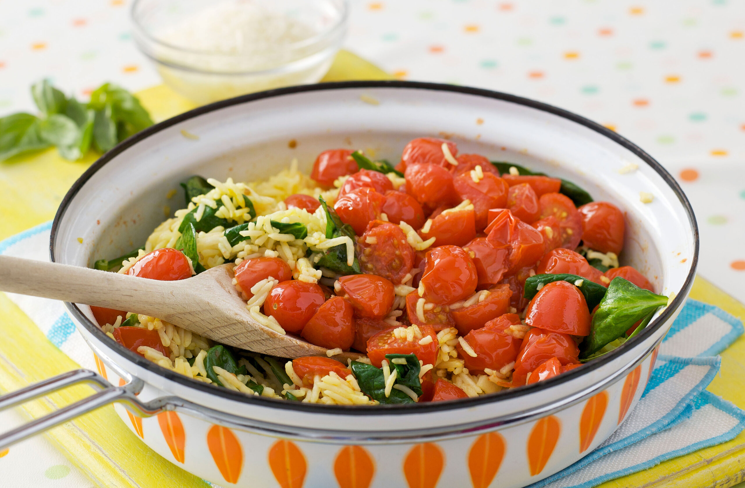 Tomates avec riz au safran Garnir l'ail, les épinards et le riz au safran avec quelques tomates pour rendre ce repas rapide et facile. Dîner en 15 minutes, pas mal!