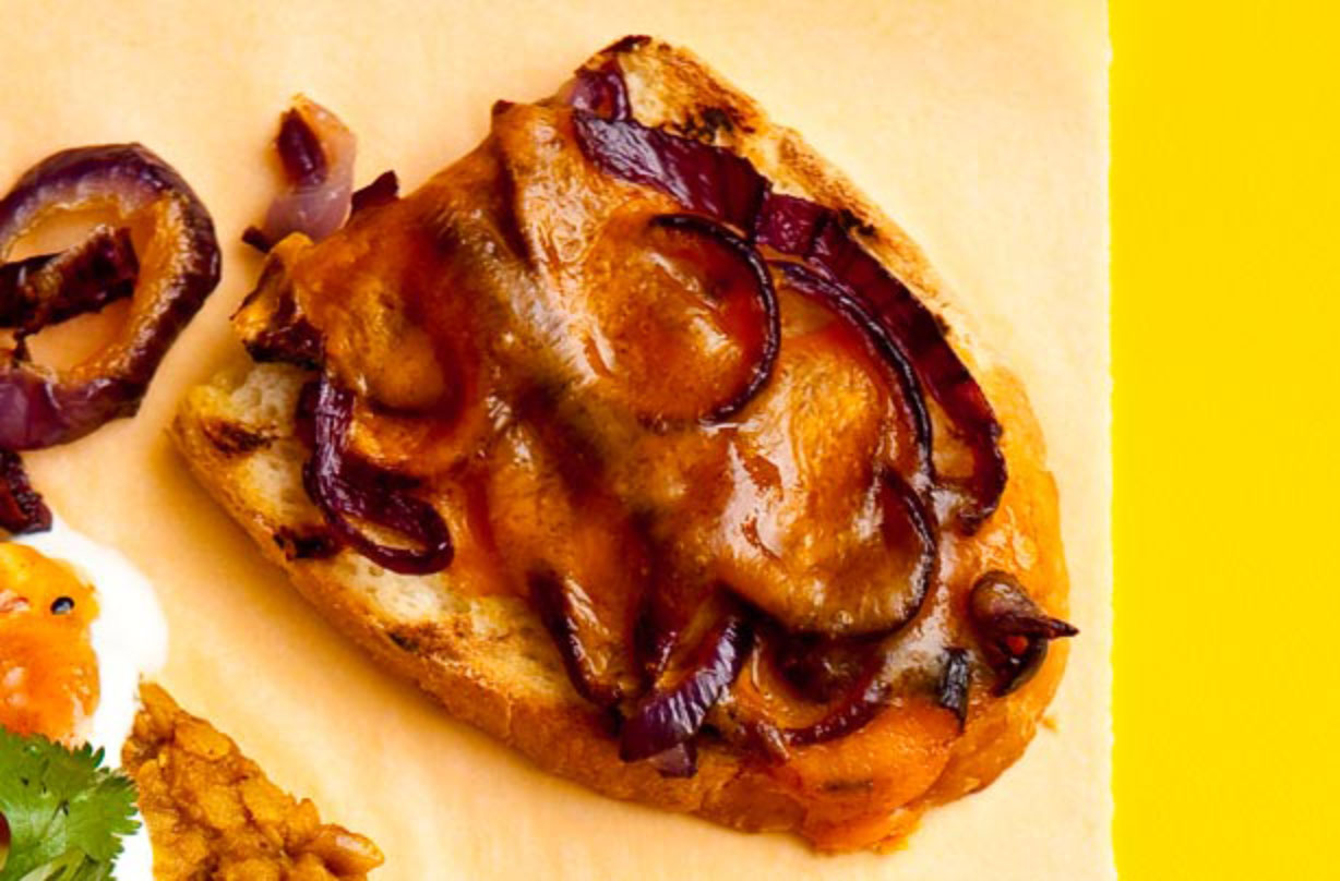 Topper aux oignons rouges grillés et fromage grillé Vous en avez assez des toasts avec du fromage ordinaire? Essayez ce délicieux toast parfait pour un toast au lait