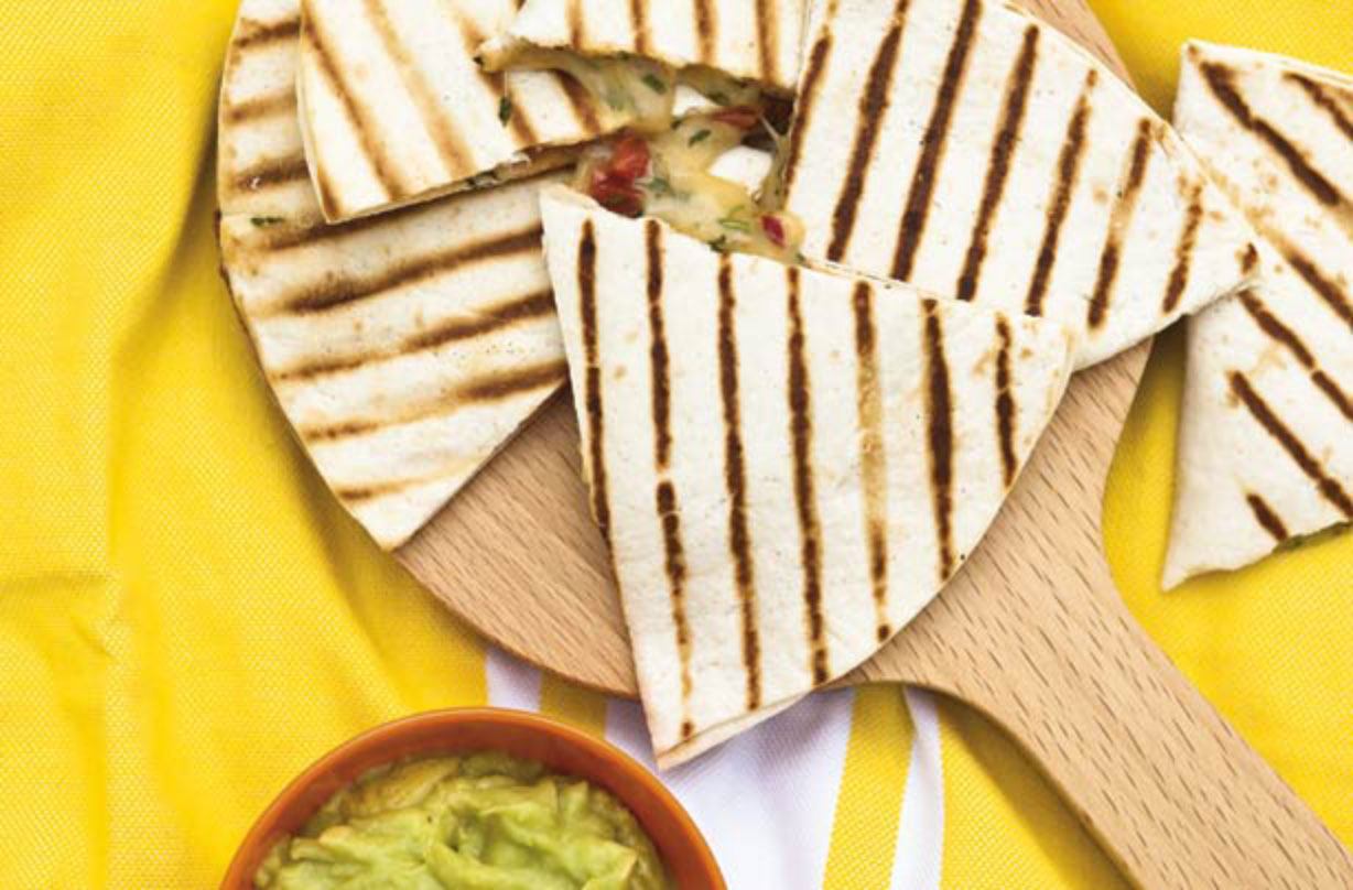 Tortillas aux tomates et au fromage Ces tortillas grillées croustillantes sont une recette mexicaine classique qui est prise en sandwich avec une délicieuse et délicieuse garniture au fromage, aux tomates et à la coriandre. Une collation facile à cuisiner sur un barbecue ou une plaque chauffante.