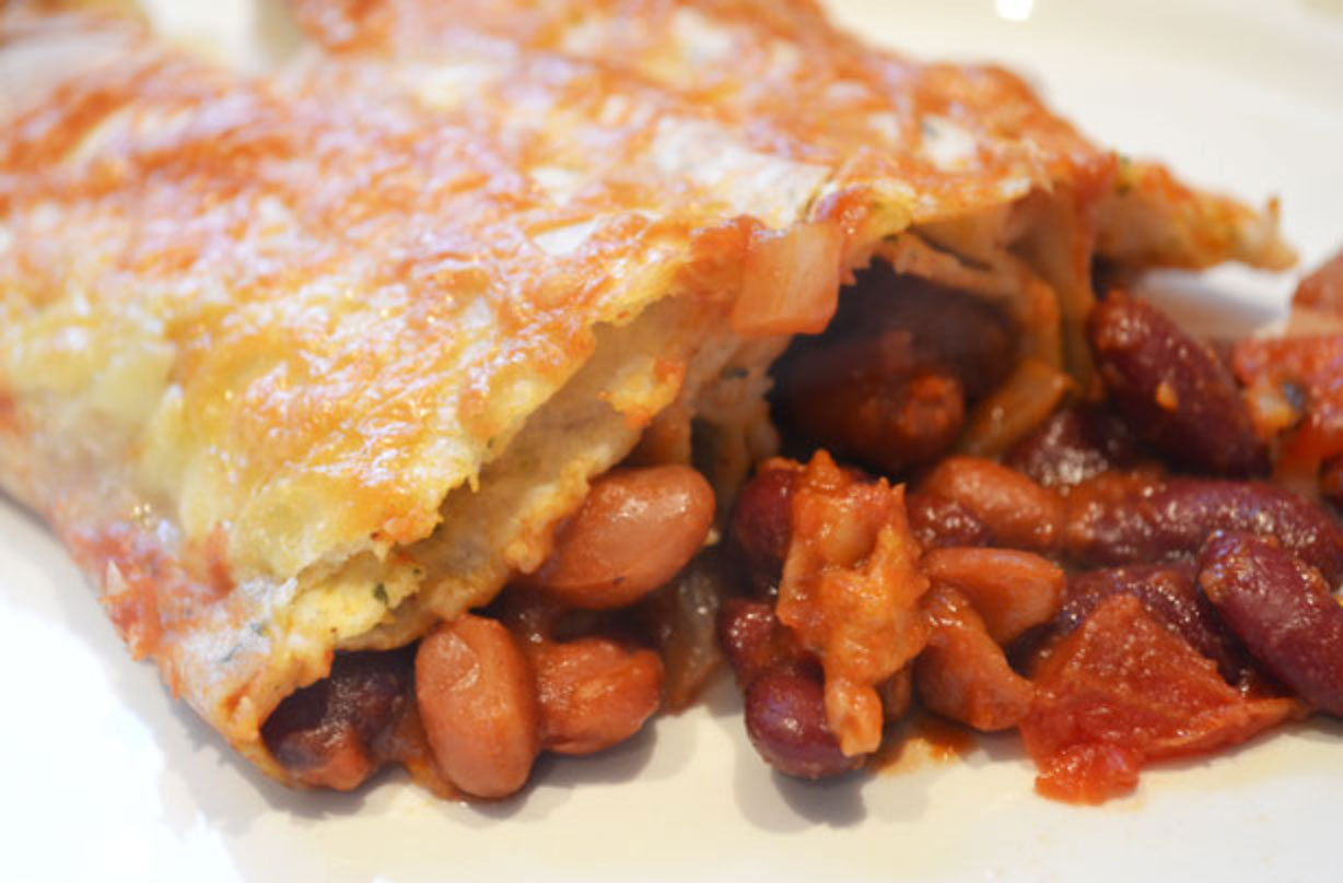 Tortillas épicées aux haricots mixtes Faites ces tortillas épicées aux haricots mixtes si vous avez un budget comme notre maman blogueuse Anneliese. Les haricots et les tomates hachés constituent l'essentiel de cette recette.