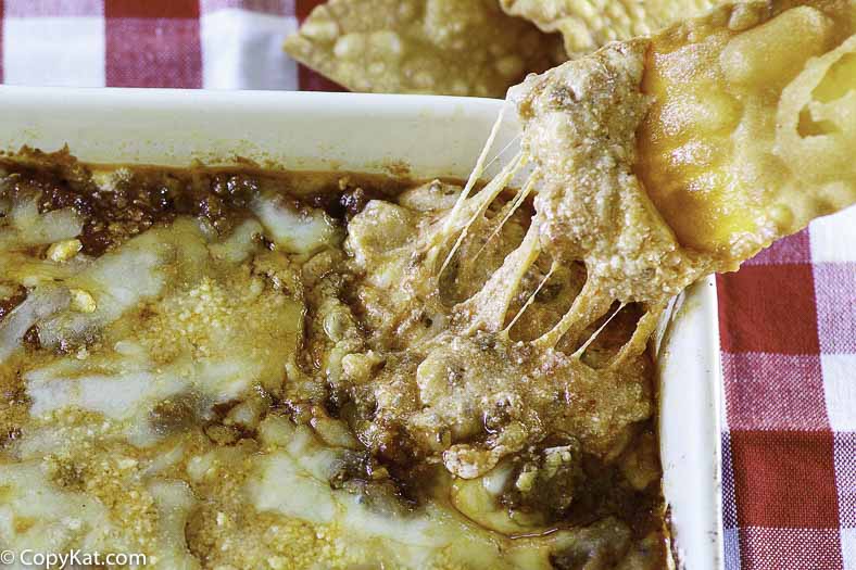 un trozo de pasta mojado en una salsa cursi