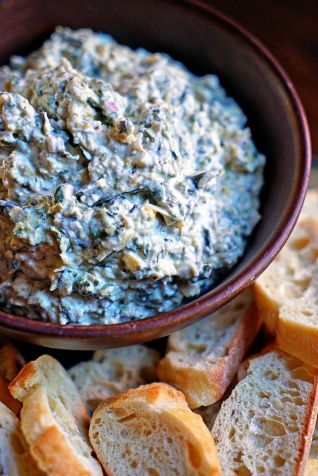 Dip de ajo asado, espinacas y alcachofas
