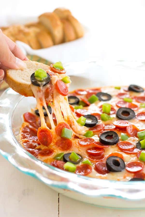 F&aacute;cil receta de salsa de pizza con queso crema y pepperoni. Un favorito de Super Bowl aperitivo!