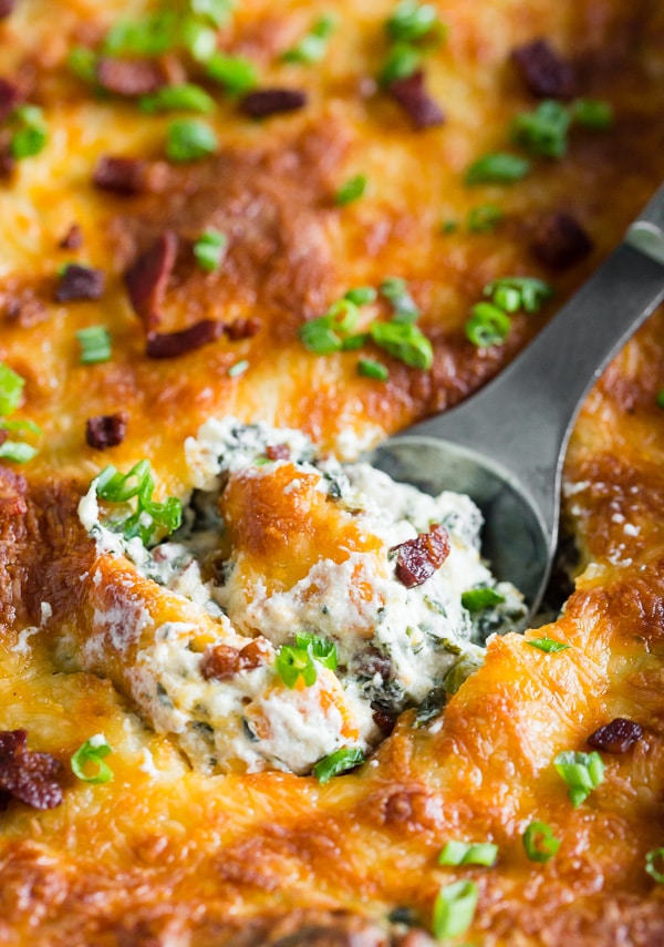 Esta salsa de tocino y espinacas al horno es la merienda perfecta para la fiesta. Repleto de espinacas, tocino crujiente, queso crema, queso cheddar y cebolla verde. ¡Este chapuzón es tan fácil que querrás hacerlo cada fin de semana! ADEMÁS, ¡está listo en solo 30 minutos!