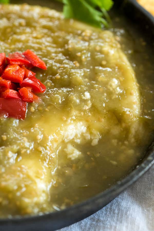 Al horno Queso Fresco Sumergir En Verde Salsa Verde. &iexcl;Sirve este aperitivo en una sart&eacute;n de hierro fundido con patatas fritas!