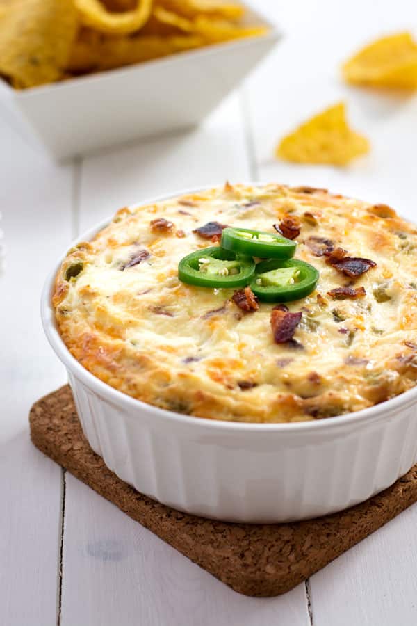 Dip de queso crema jalape&ntilde;o cargado con chiles verdes, queso cheddar y tocino! &iexcl;No hay nada mejor que este adictivo chapuz&oacute;n!