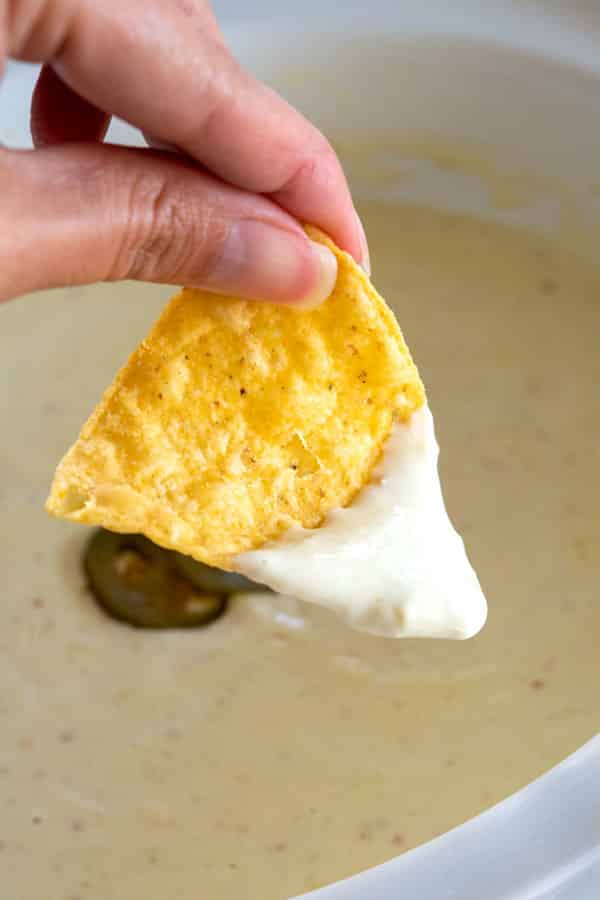Crock Pot Queso Blanco (salsa de queso blanco mexicano). &iexcl;Este aperitivo desapareci&oacute; a toda prisa!