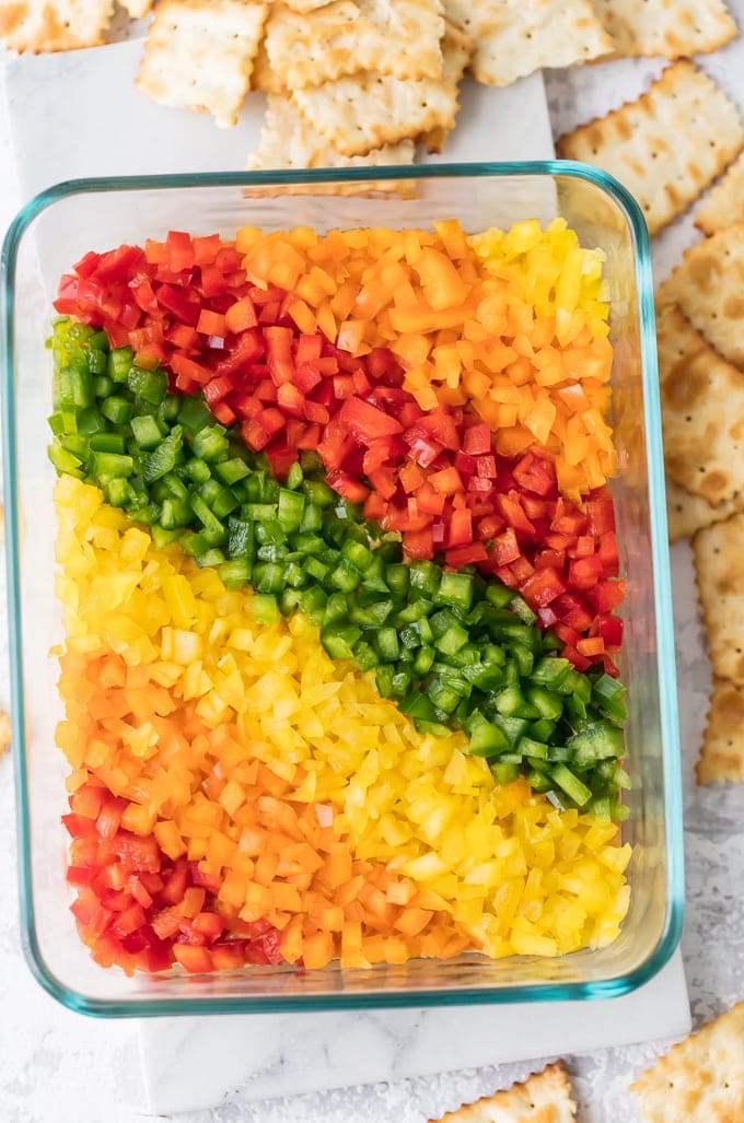 &iexcl;Este DIP HUMMUS DE PIMIENTA DE ARCO IRIS es una salsa saludable, f&aacute;cil, hermosa y tan deliciosa! Este aperitivo saludable est&aacute; hecho para el d&iacute;a del juego y es amado tanto por ni&ntilde;os como por adultos. Puedes sentirte bien sirviendo esta salsa fresca y colorida de hummus en tu pr&oacute;xima fiesta o barbacoa.