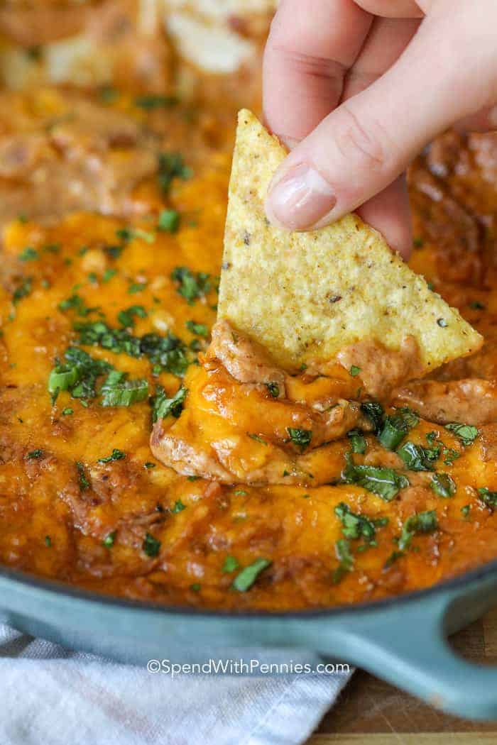 Frijoles f&aacute;ciles de frijoles horneados y recogidos con un chip de tortilla