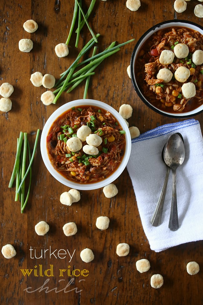 Este simple chile de arroz salvaje de pavo es la manera perfecta de usar todo lo que sobra del pavo de Acci&oacute;n de Gracias. Lleno de sabor picante y perfecto cuando se cubre con galletas saladas.