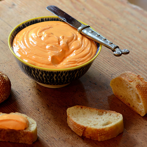Pimientos rojos asados, sin grasa, yogur griego, queso crema, or&eacute;gano, especias, jugo de lim&oacute;n, aceite de oliva.