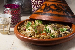 Un campo marroquí de pollo mediterráneo Tagin