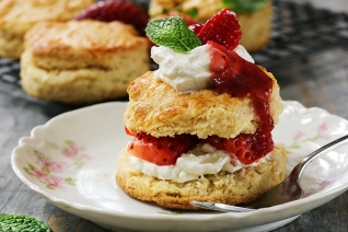 Un pastel de fresas clásico hecho fácil
