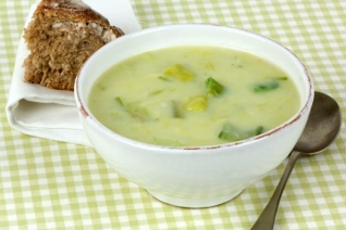 Una comida más liviana y saludable: Sopa de puerros con papas