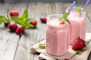 Un batido de plátano de fresa saludable para energizar tu mañana