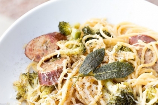 Una olla de espaguetis con ajo asado con pollo Kielbasa y brócoli