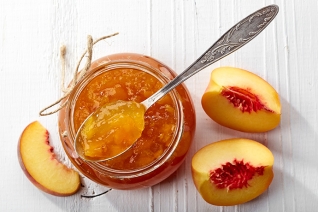 Un fácil lote pequeño refrigerador con sabor a mermelada de melocotón