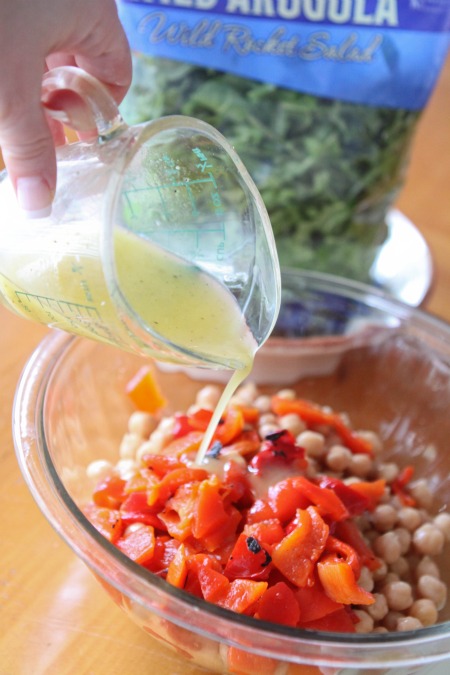 Aderezo de limón, ensalada de rúcula, garbanzos y pimiento dulce