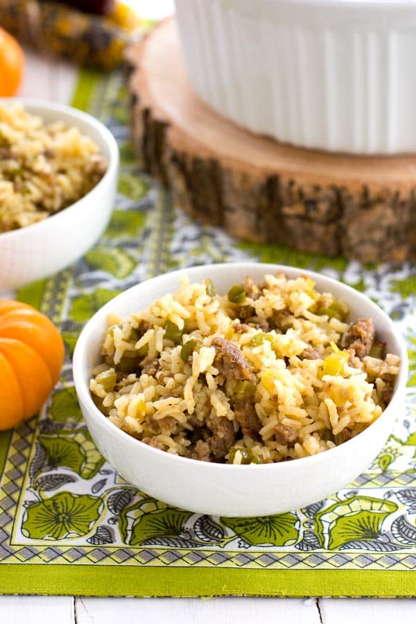Pruebe esta receta de aderezo de arroz al horno con los sabores tradicionales de relleno de pan. Gran alternativa de relleno para dietas sin gluten!
