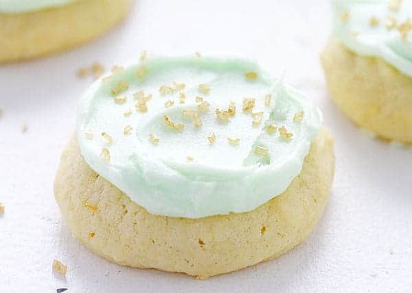 &iexcl;Galletas de az&uacute;car simples con crema de mantequilla verde y chispas doradas!