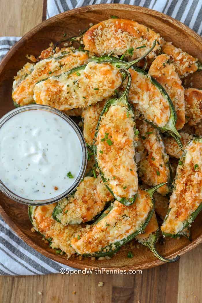 Un plato de jalapeños listos para servir