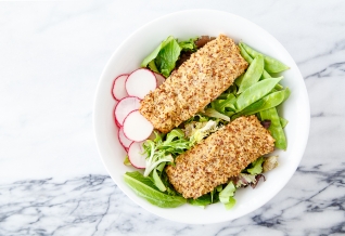 Cena para dos: ensalada de salmón con costra de quinua
