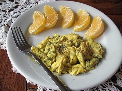 Ail brouillé, basilic et fromage feta