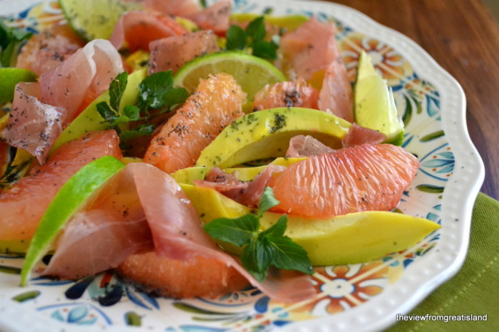 Avocats au jambon serrano, pamplemousse rouge et citron vert
