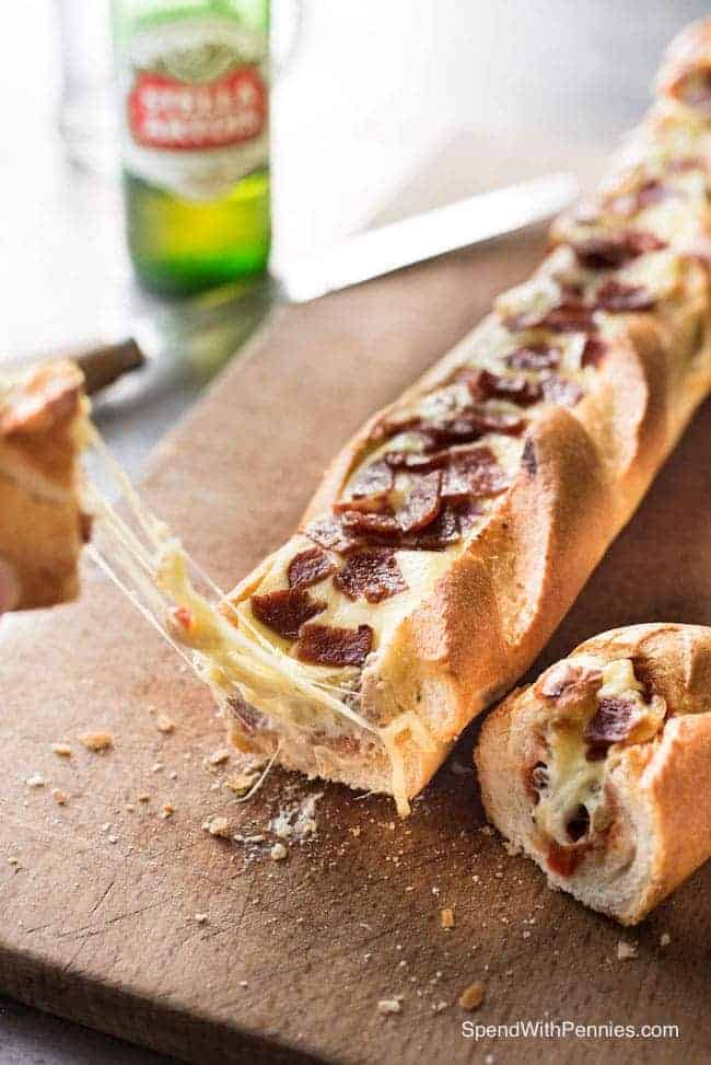 Baguette rellena de salsa de pizza: 3 de los mejores alimentos del mundo en uno: pan, salsa y pizza.