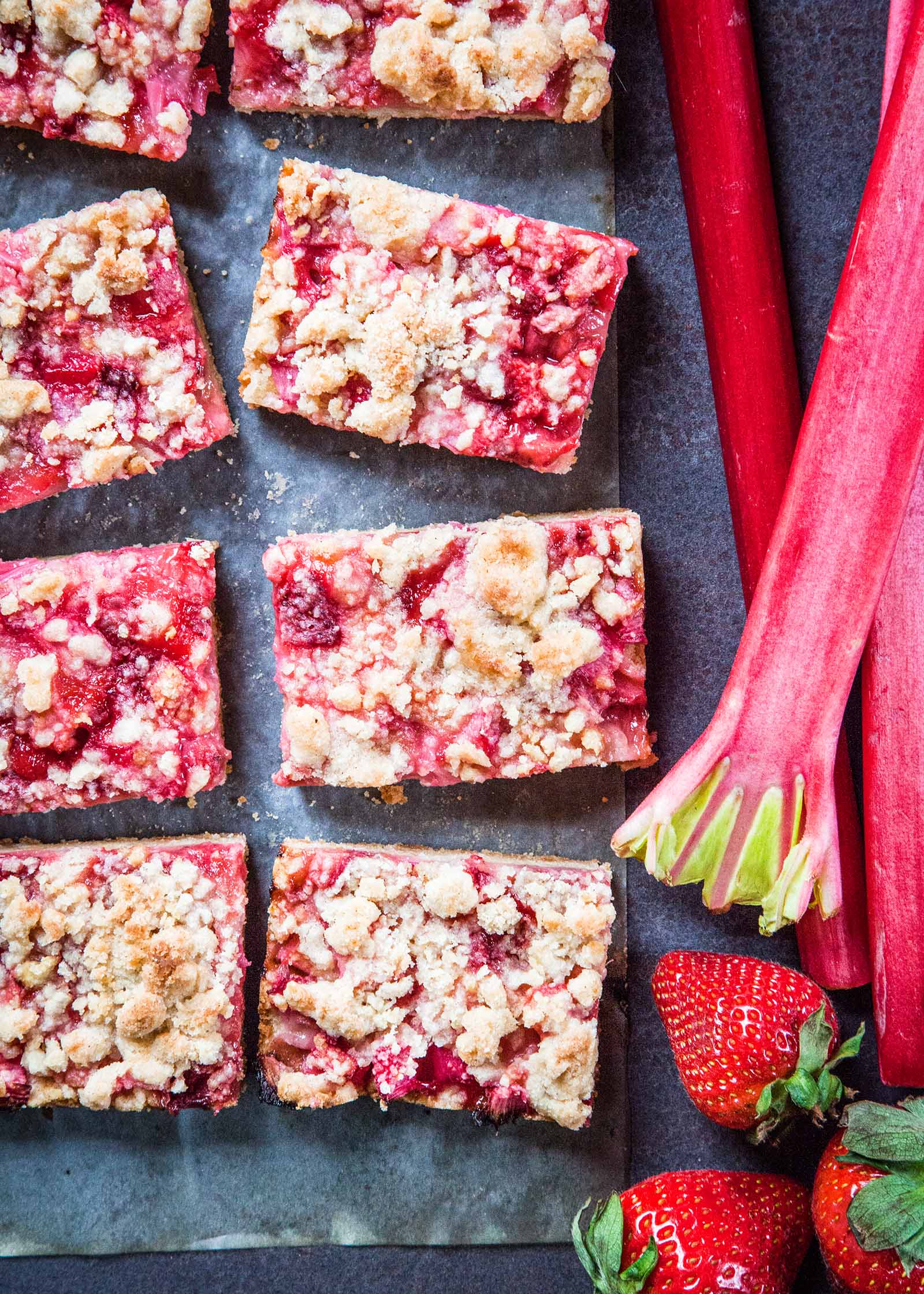 Barres miettes à la rhubarbe et aux fraises