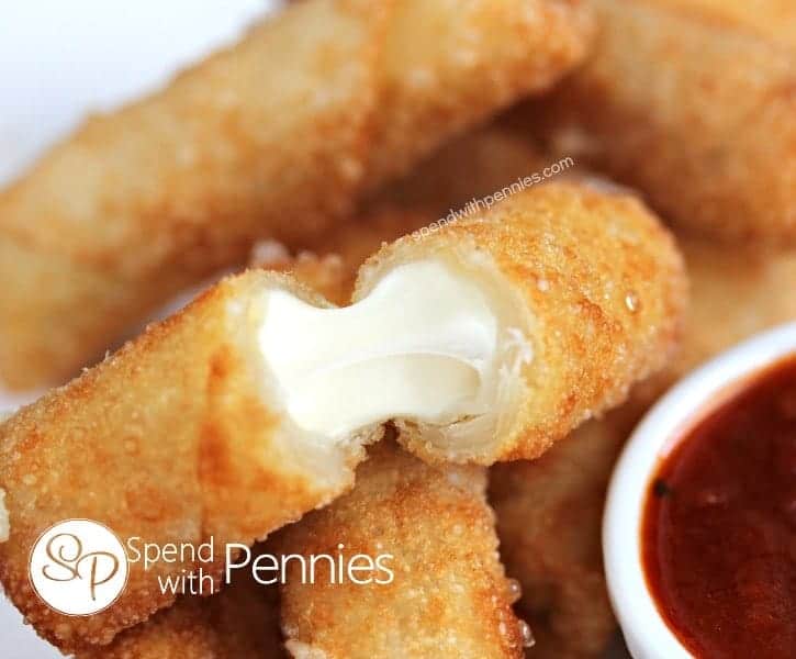 Palitos de queso crujientes ... ¡este refrigerio fácil está hecho con hilos de queso y ganó toneladas de envoltorios para un aperitivo increíble!
