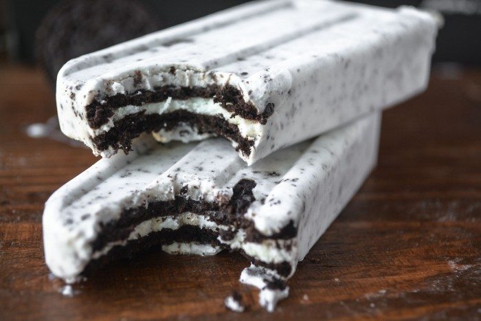 Foto de dos paletas de galletas y crema de coco apiladas, cada una con un bocado sacado.