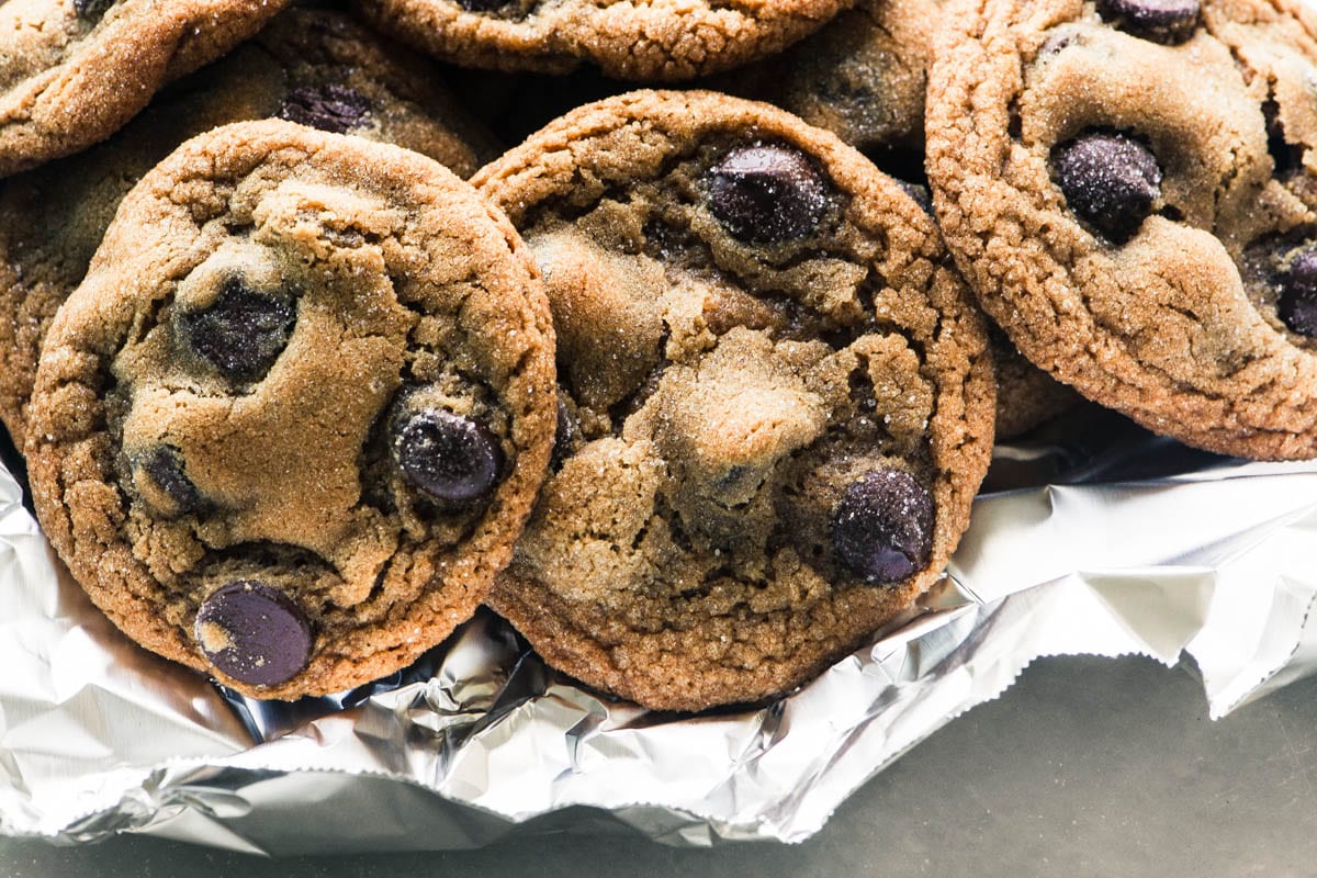 Galletas de jengibre con chispas de chocolate masticables en papel de aluminio
