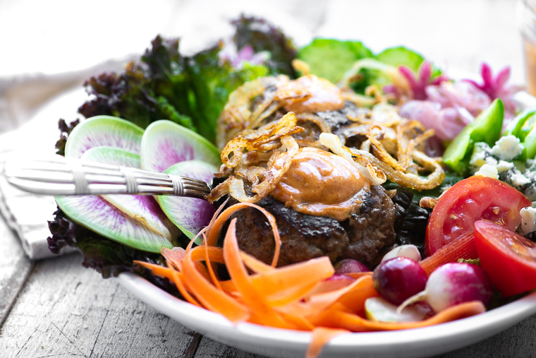 una ensalada saludable de hamburguesas bajas en carbohidratos