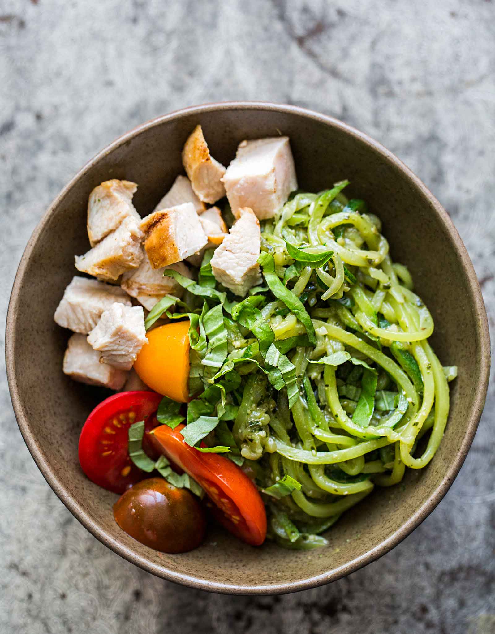 Bol de pesto de poulet aux nouilles et aux courgettes