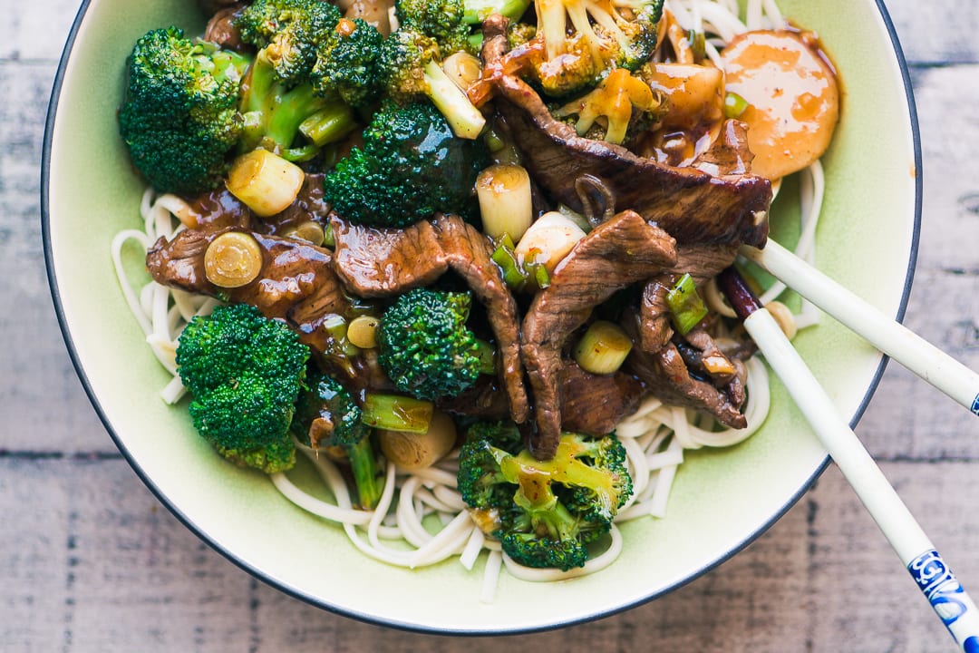 Carne de res y br&oacute;coli con fideos en un taz&oacute;n verde