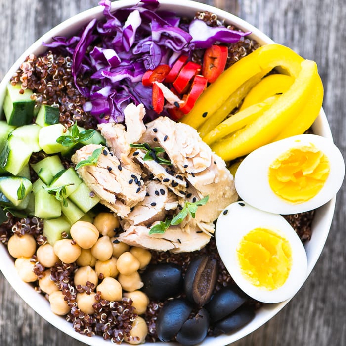 Albacore Buddha Bowl está hecho con atún silvestre rico en proteínas en una cama de quinua roja ~ theviewfromgreatisland.com